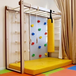 Cuarto Sensorial (Hechura en madera: 2 m x 1,50 m x 2 m; colchonetón 2 m x 2 m; saco pera 1,50 m x 30 cm circular; escalera 1,80 m x 50 cm; aros de madera; 25 bases de escalada)